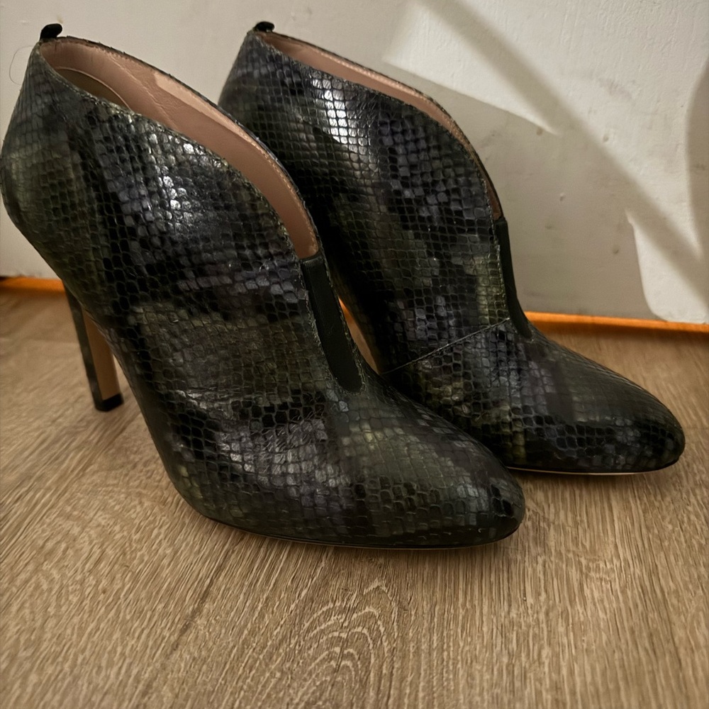 SJP by Sarah Jessica Parker Black Snakeskin Heels